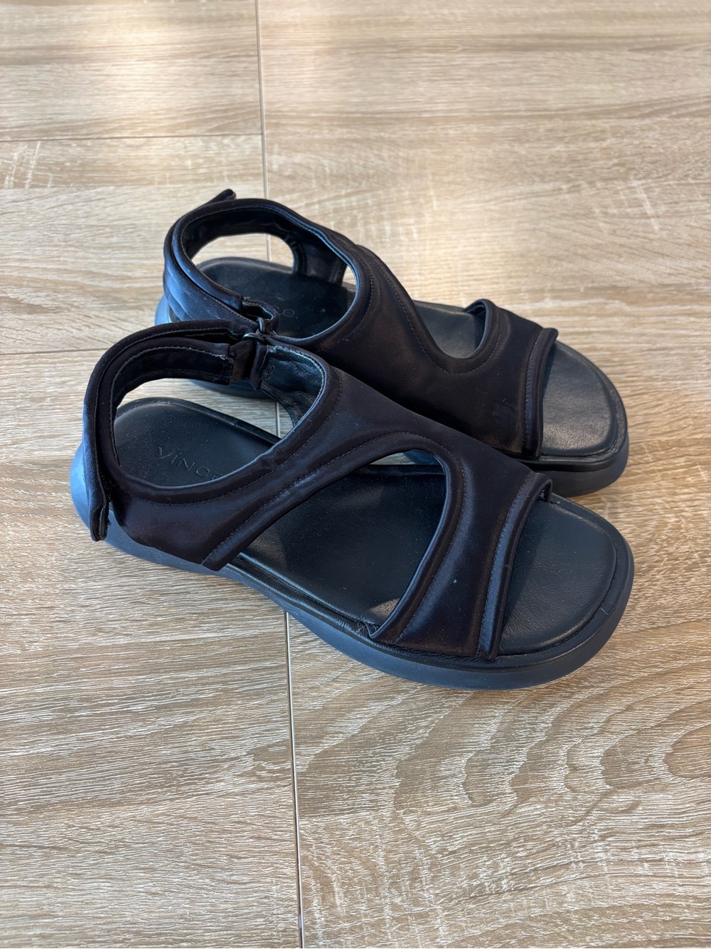 Vince Women's Fresca black satin strappy slingback sport sandals size 5